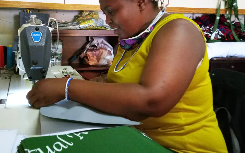 bongi-sewing Picture of Bongi sewing fabric